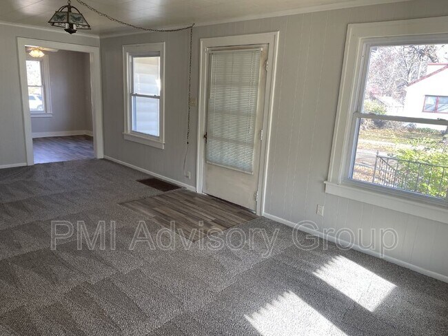 Building Photo - 721 SW Park Ln