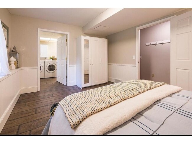 Building Photo - 334 W 5th St