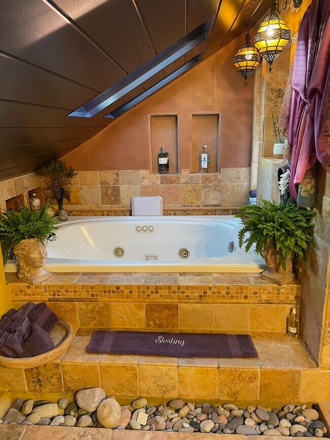 Spa Bathroom - 2038 N Las Palmas Ave