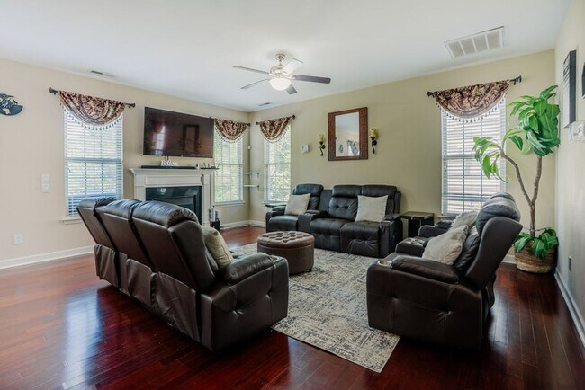 Building Photo - 4 Bedroom Home in the Village at Rolesville