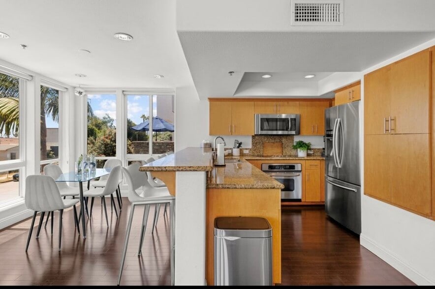 Building Photo - 924 Hornblend St