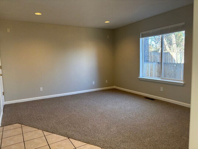 Building Photo - 3 BR/2.5 BA Townhouse