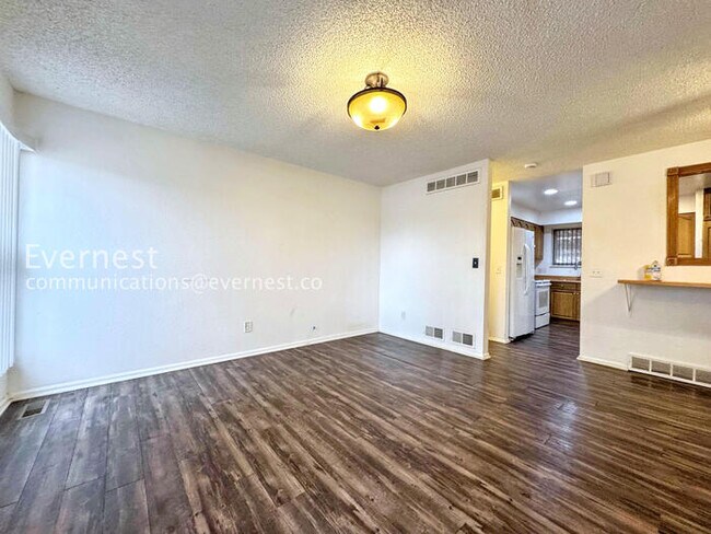 Building Photo - 3 Bed/2 Bath Home with Garage & Fenced Yard