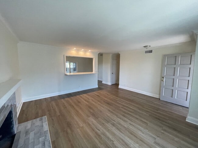 Building Photo - Upgraded 3 Bed, 2 Bath with large family room!