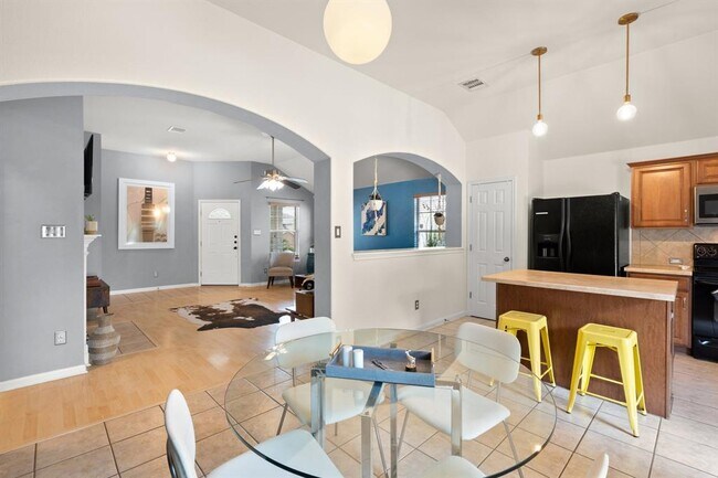 Building Photo - 1900 Melissa Oaks Ln