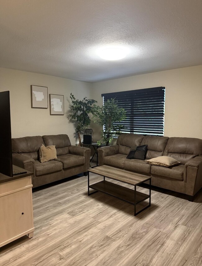 Building Photo - 1604 SE Apache Ave