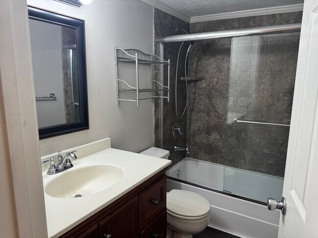 Building Photo - Charming 3 bed 2 bath Townhouse near Nippe...