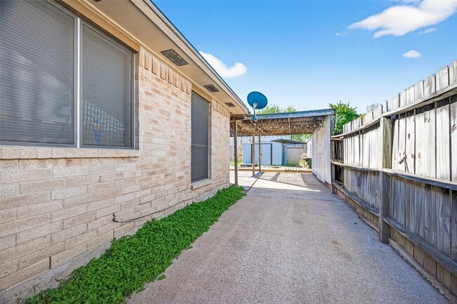 Building Photo - 19531 Woodglen Dr