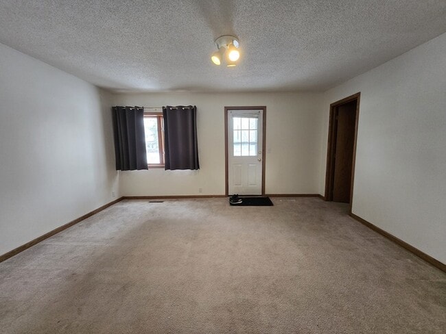 Building Photo - 301 Leonard Ave