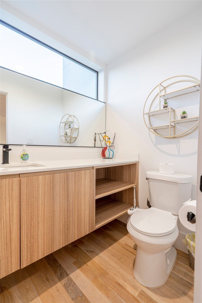 Building Photo - 709 Memorial Heights Dr