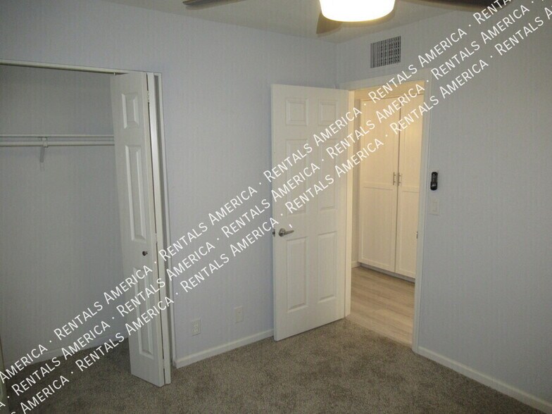 Building Photo - 380 E Barbarita Ave