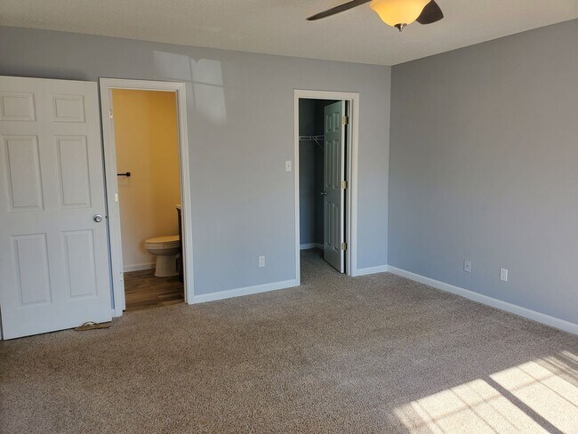 Building Photo - Maryville 37804 - 3 bedroom, 2 bedroom home - Call Karen Robertson (865) 454-7626