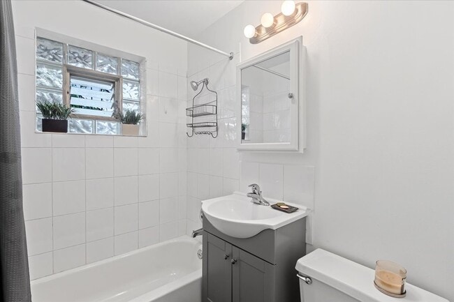 Building Photo - 1725 Howard Ave