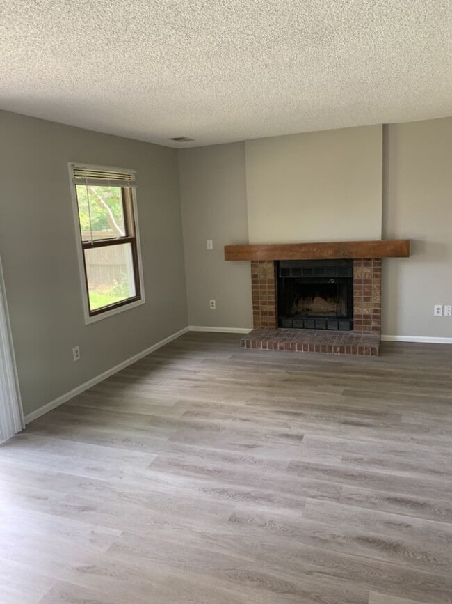 Building Photo - Spacious Tri-Level Home in Southwest Ft. C...