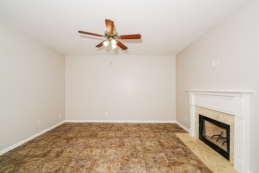 Building Photo - 310 Hidden Ridge Dr
