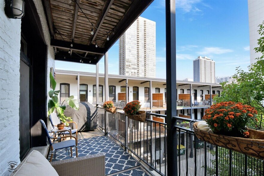 Building Photo - 211 W Saint Paul Ave