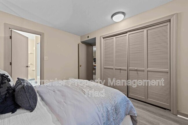 Building Photo - 211 McIver St