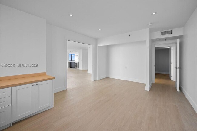 Building Photo - 520 Brickell Key Dr