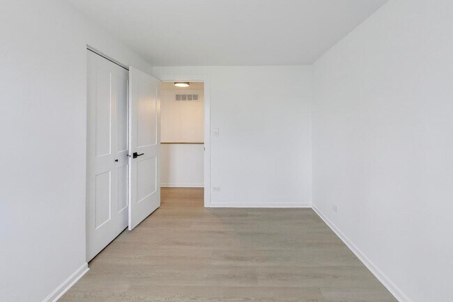 Building Photo - 1834 Jamestown Cir