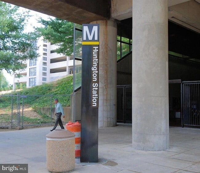 Building Photo - 5901 Mt Eagle Dr