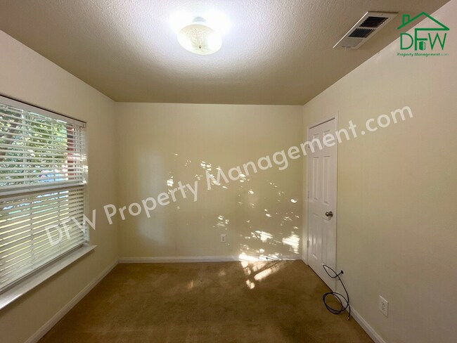 Building Photo - 10009 Iron Ridge Dr