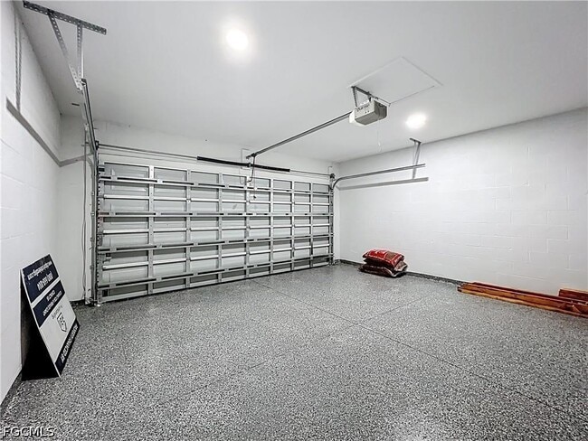 Building Photo - 912 Anthony St E