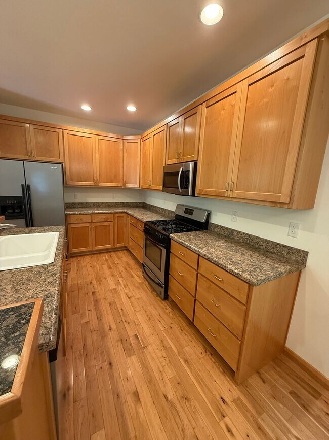 Building Photo - 4 bdrm/2.5 bath Custom Home on the Southside