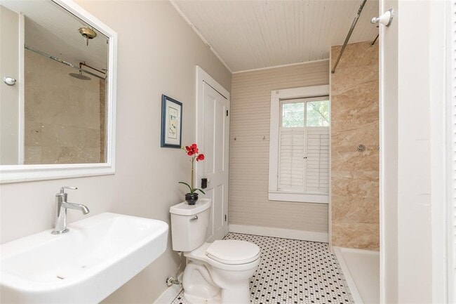 Building Photo - 2011 Decatur St