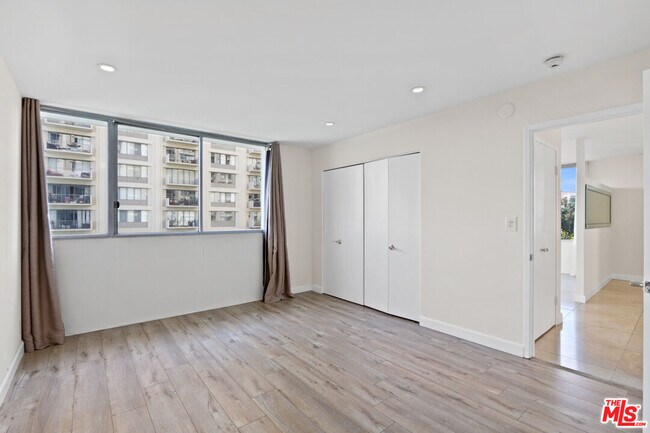 Building Photo - 2160 Century Pk E