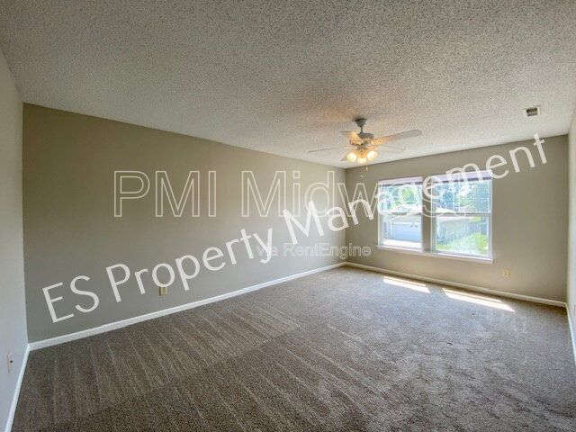 Building Photo - 10902 Glenayr Dr