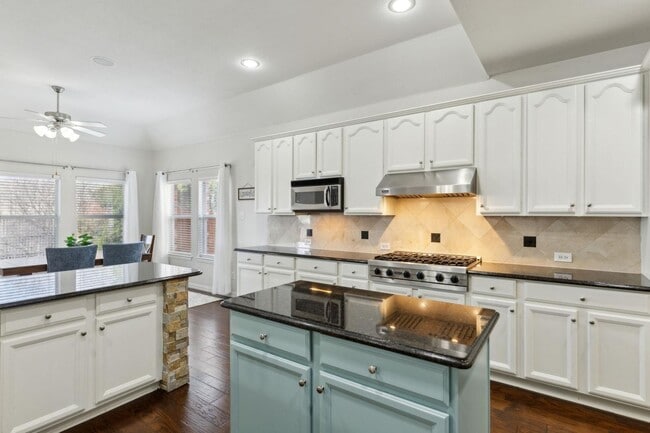 Building Photo - Luxury Living in HERITAGE! This is must se...