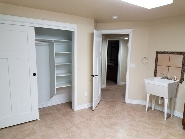 Building Photo - House For Lease