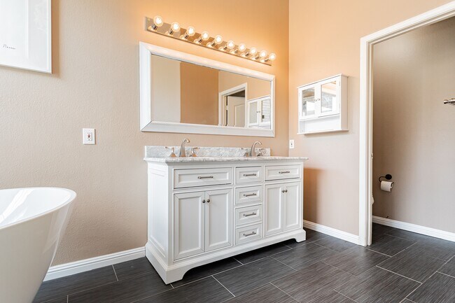 2 sink vanity - 8600 Mirada del Sol Dr