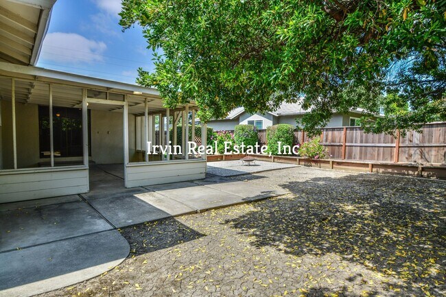 Building Photo - Nice 4 Bedroom Rancher