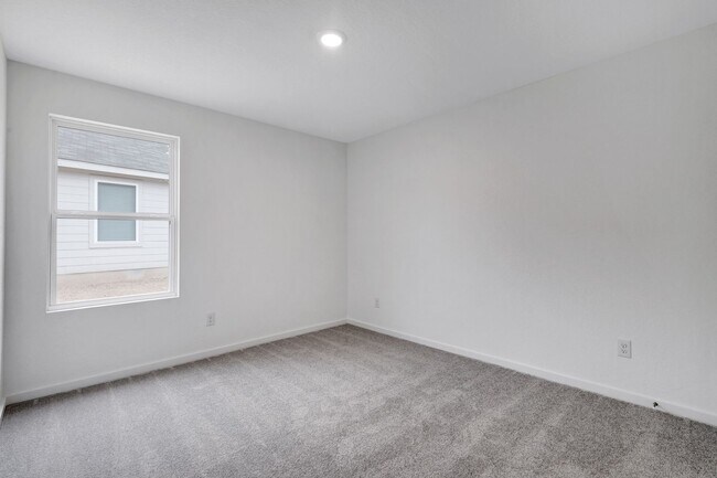 Building Photo - ***APPLICATION CURRENTLY UNDER REVIEW*** MOVE IN SPECIAL, ONE WEEK FREE***Open Concept Home in Wa...