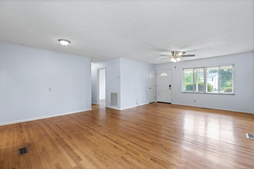 Living room - 1225 Ferd Hickey Rd