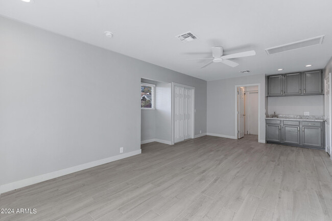 Building Photo - 607 E Encanto Dr