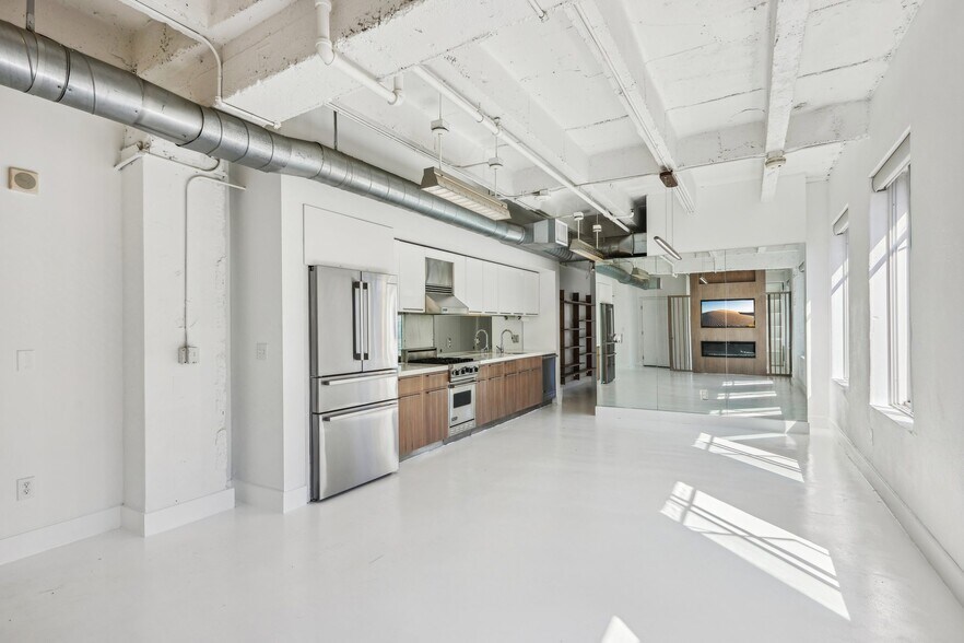 Building Photo - 6253 Hollywood Blvd