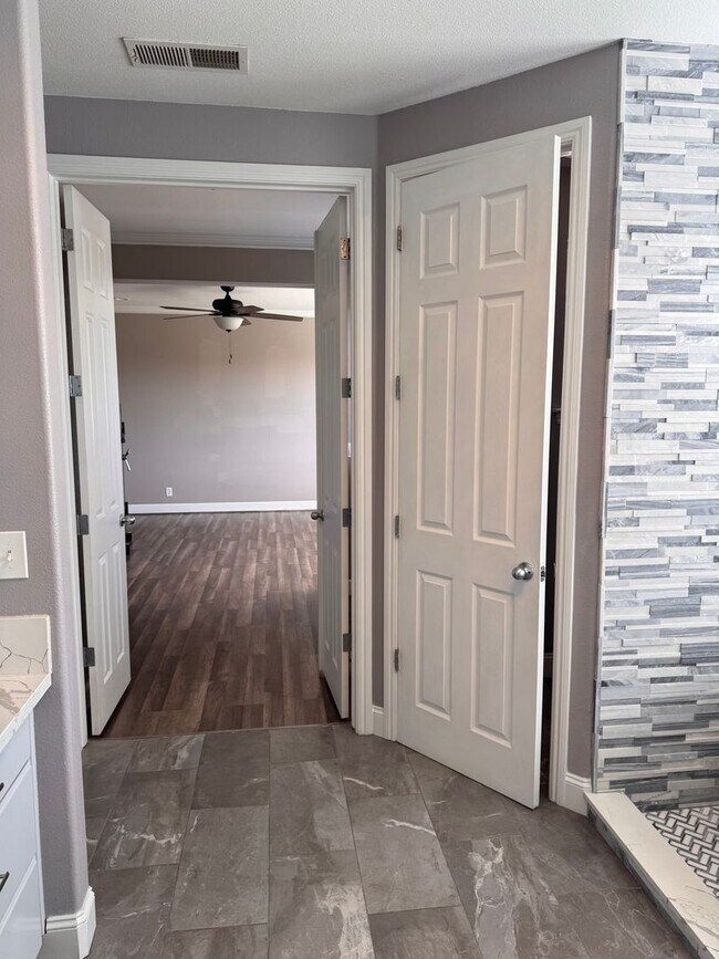 Building Photo - Beautiful single family home