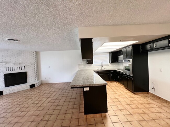 Building Photo - 9420 Max Dr