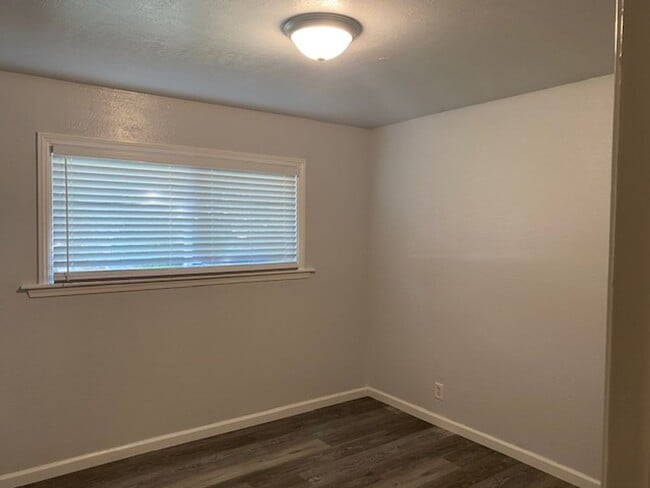 Building Photo - Spacious Home w/ Pool in East Redding!!