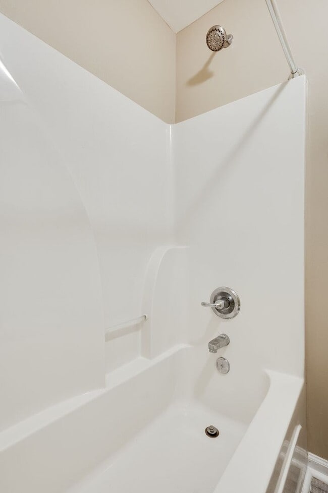 Building Photo - Awesome 2BE/BA townhouse in Bellevue!