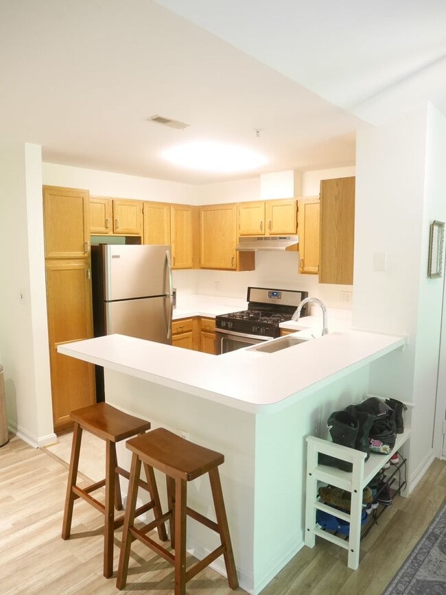 Building Photo - 2 Bedroom Condominium in Sought After Comm...