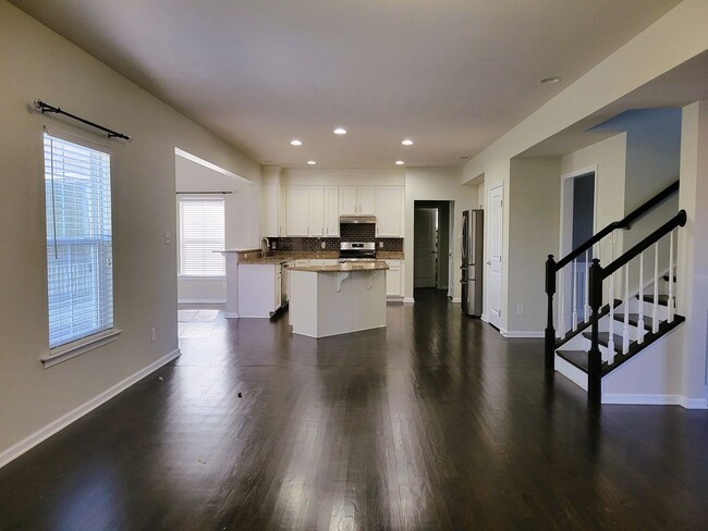 Building Photo - Large 2 story transitional in highly sough...