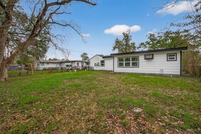 Building Photo - 5833 Southlea St
