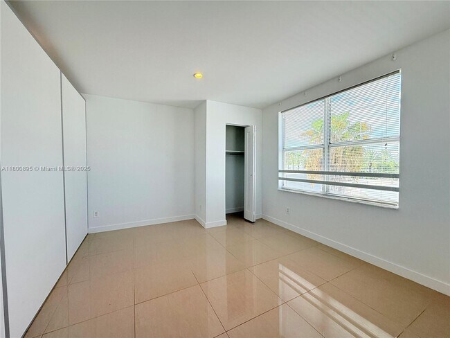Building Photo - 924 Marseille Dr