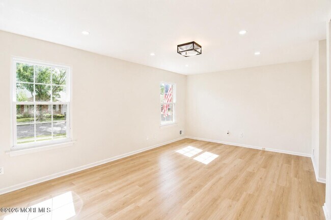 Building Photo - 99 Oak Ln