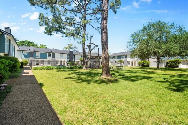 Building Photo - 328 S 2nd St