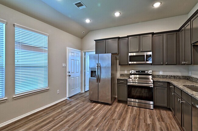 Building Photo - 11550 Persimmon St