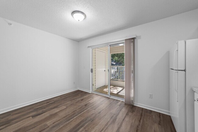 Building Photo - Two bedroom one bath apartment